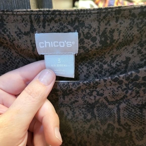 Chico's animal print top with button sleeves size 3 - Picture 3 of 4